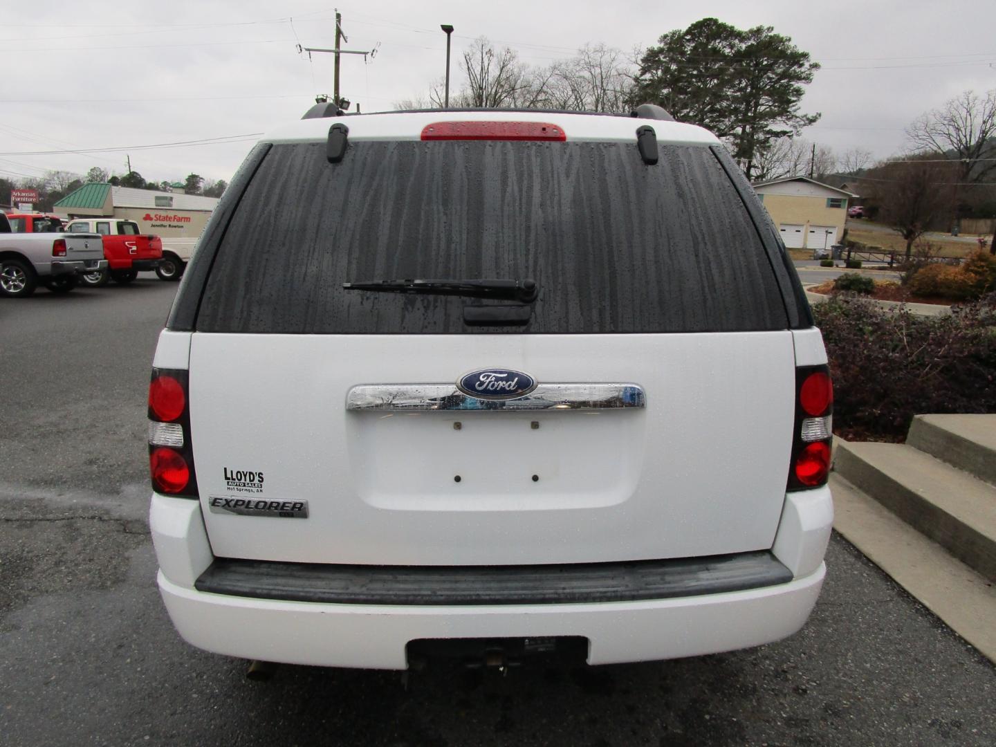 2010 WHITE Ford Explorer XLT 4.0L 2WD (1FMEU6DE1AU) with an 4.0L V6 SOHC 16V engine, 5-Speed Automatic transmission, located at 1814 Albert Pike Road, Hot Springs, AR, 71913, (501) 623-1717, 34.494228, -93.094070 - Photo#5